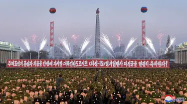 Foto yang dikeluarkan Kantor Berita Pusat Korea Utara pada tanggal 2 Desember 2017 menunjukkan tentara Korea Utara dan warga Pyongyang merayakan deklarasi Korea Utara usai uji coba peluncuran rudal antar benua atau balistik. (AFP/KCNA VIA KNS)