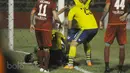 Kiper Persegres, Aji Saka terjatuh usai menghantam tiang gawang sebelah kanan saat melawan Arema FC pada Liga 1 2017 di Gresik, (12/7/2017). (Bola.com/Iwan Setiawan). 
