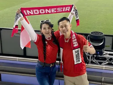 Melalui akun Instagram, Fitri Carlina dan sang suami tampak mengunggah momen saat berada di Qatar. Keduanya juga diketahui memberikan dukungan langsung kepada pemain Indonesia saat melawan Timnas Qatar dalam pertandingan Piala Asia 2024 di Stadion Jassim bin Hamad. (Liputan6.com/IG/@fitricarlina)