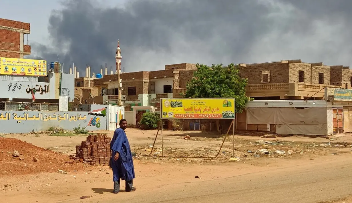 <p>Asap mengepul saat pertempuran mematikan berlanjut setelah berakhirnya gencatan senjata 24 jam di Khartoum, Sudan, Senin (12/6/2023). (AFP)</p>
