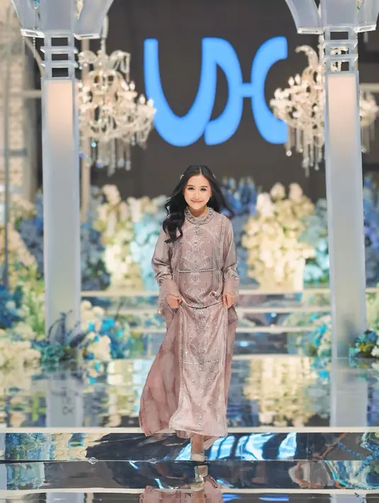 Manisnya penampilan Prilly Latuconsina yang menata rambut panjangnya dengan ikal loose, membelah tengah, dan diberi aksesori berupa jepit di sisi kanan-kirinya. [Foto: Instagram/prillylatuconsina96]