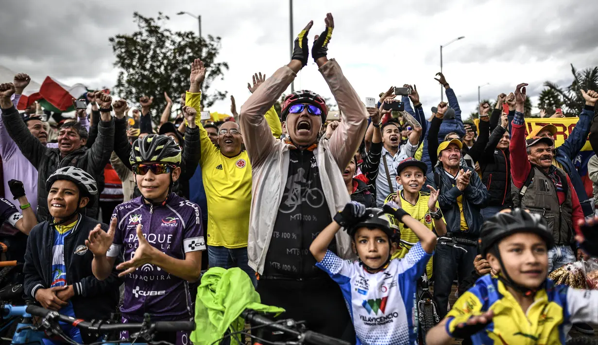 Masyarakat Zipaquira, Cundinamarca di Kolombia menyaksikan kehebatan Egan Bernal pebalap Kolombia berusia 22 tahun yang berhasil menjadi orang Kolombia pertama yang menjuarai Tour de France selama 110 tahun. (AFP/Juan Barreto)