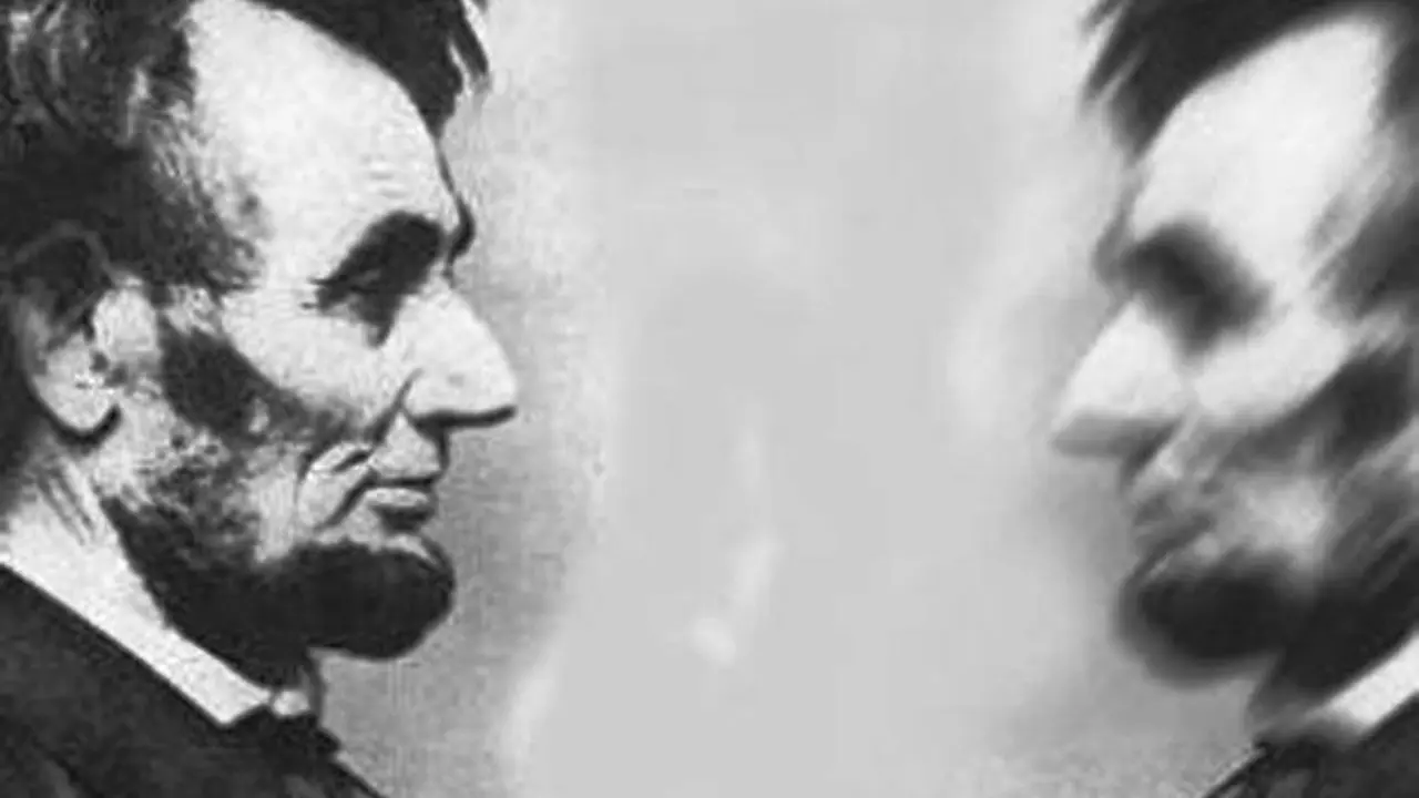 Presiden Amerika Serikat Abraham Lincoln disebut pernah mengalami fenomena doppelgaenger