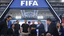 Menpora Erick Thohir (paling kanan) bersama para legenda Liga Italia, Esteban Cambiasso, Christian Panucci dan Alessandro Nesta di booth FIFA yang berada pada acara Indonesia Sports Summit 2025 (ISS 2025) resmi digelar di Indonesia Arena, Senayan, Jakarta pada Sabtu (6/12/2025).