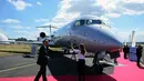 Pesawat Bombardier CRJ 900 buatan Kanada ikut dipresentasikan pada pameran dirgantara Farnborough di Hampshire, Inggris, (14/7/2014). (AFP PHOTO/Carl Court)