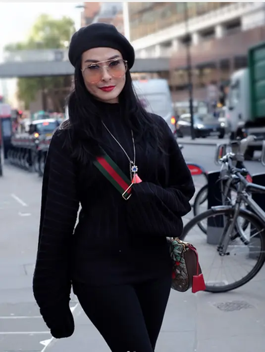 Beberapa dibagikan ke media sosialnya saat berlibur sekaligus mengantar anak di London. Terlihat beberapa tempat dikunjungi oleh penyanyi dangdut 45 tahun tersebut selama di London. (Instagram/isdadahlia)