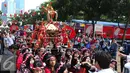 Arak-arakan kebudayan Jepang saat Jak-Japan Matsuri di Senayan, Jakarta, Sabtu (3/9). Jak-Japan Matsuri tersebut menampilkan beragam pentas seni dan budaya khas Jepang. (Liputan6.com/Angga Yuniar)