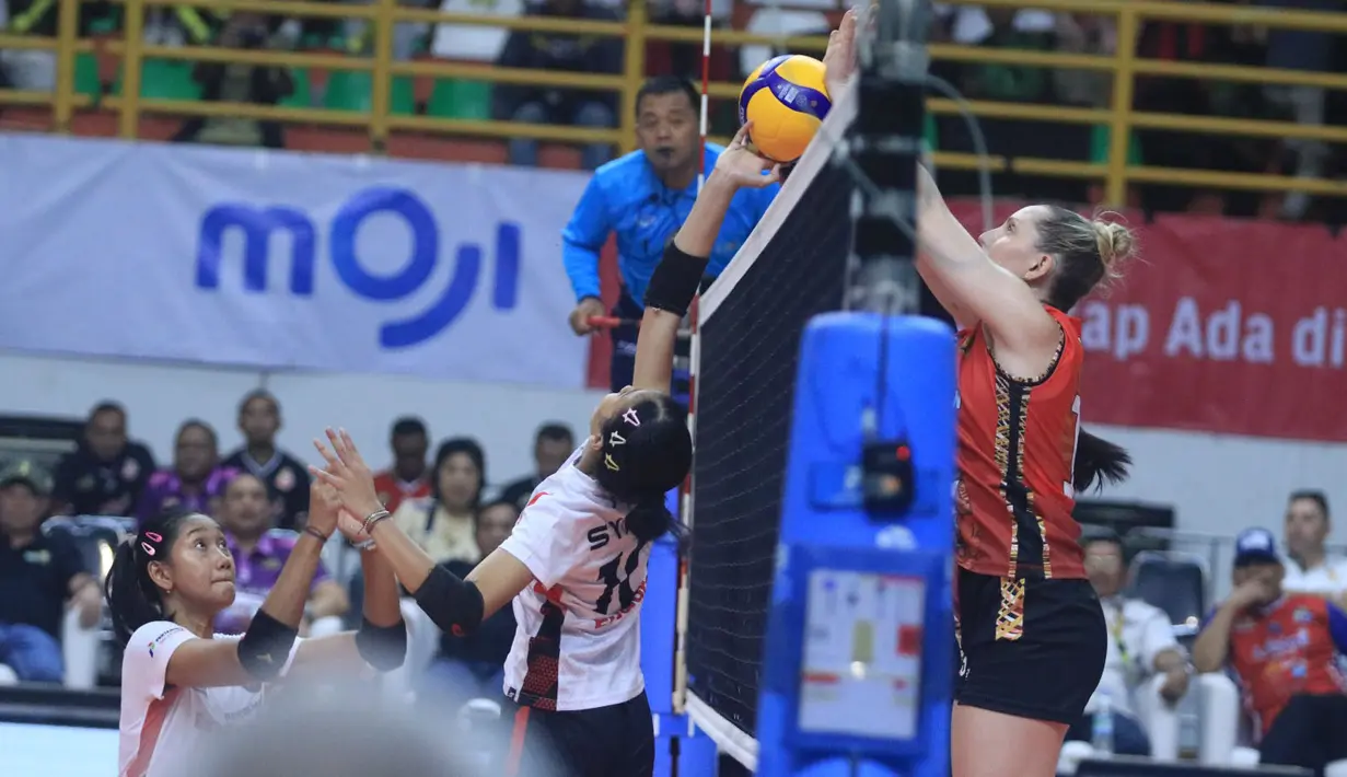<p>Pemain Jakarta Popsivo Polwan, Madison Kingdon (kanan) berusaha memblok bola yang diseberangkan pemain Jakarta Pertamina Enduro, Syahla Oktaviani pada laga seri kedua putaran kedua PLN Mobile Proliga 2024 di GOR Si Jalak Harupat, Kabupaten Bandung, Kamis (6/6/2024). Jakarta Popsivo Polwan menang 3-0 (25-14, 25-17, 25-21). (Dok. PBVSI)</p>