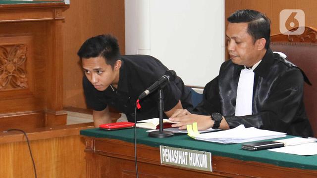 Jelang Sidang, Bharada E Berlutut Dihadapan Orang Tua Brigadir J