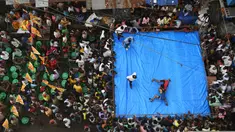 Pegulat amatir India bertarung saat mengikuti kompetisi untuk menyambut perayaan Diwali di Kolkata, India (18/10). Pertandingan gulat ini digelar di tengah jalan yang padat di daerah Kolkata. (AFP Photo/Dibyangshu Sarkar)