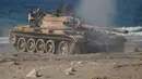 Pasukan Libya mengendarai tank T-55 usai bertempur dengan militian ISIS di Sirte, Libya, (3/8). Tentara Libya yang bersekutu dengan PBB kembali bertempur untuk merebut kembali kota Sirte dari tangan kelompok militan ISIS. (REUTERS/Goran Tomasevic)