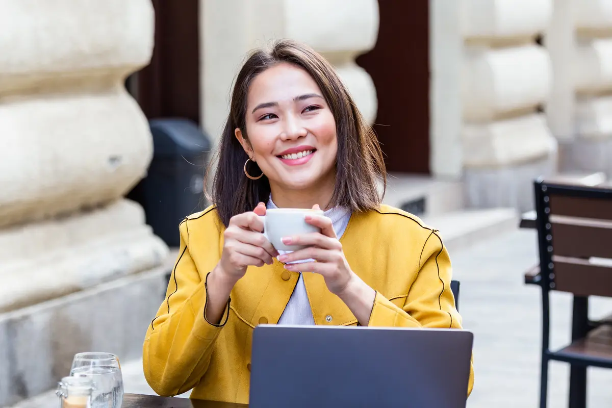 bahagia tersenyum minum kopi