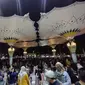 Ribuan warga memilih untuk menghabiskan waktu libur tahun baru 2024 di kawasan Masjid Raya Al A'zhom, Kota Tangerang, Senin (1/1/24). Kini, Masjid Raya Al A'zhom dengan wajah barunya adalah destinasi liburan utama warga yang tak membutuhkan banyak uang.