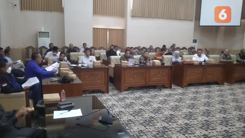 Sekretaris Partai Nasdem Banyuwangi Zamroni (baju Biro) mengikuti rapat dengar pendapat bersama DPRD setempat tentang polemik pencopotan bendera pratai Nasdem (Hermawan Arifianto/Liputan6.com)