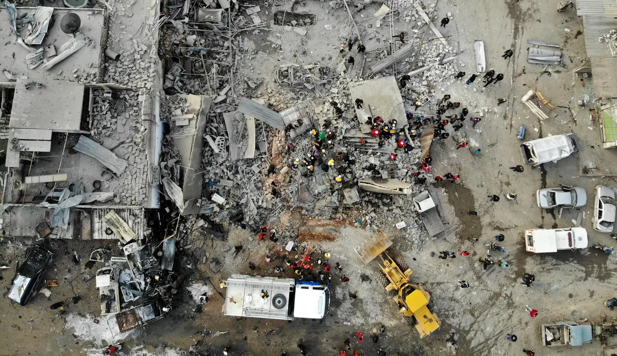 Anggota Syrian Civil Defence atau White Helmets mencari korban serangan udara rezim di Idlib, Suriah, Rabu (15/1/2020). Korban tewas dalam serangan di Idlib kemungkinan akan meningkat karena banyak korban luka dalam kondisi serius. (Omar HAJ KADOUR/AFP)