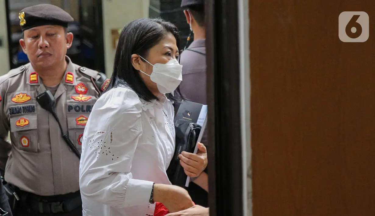 Terdakwa kasus pembunuhan berencana Brigadir Yosua Hutabarat, Putri Candrawathi sebelum menjalani sidang lanjutan di Pengadilan Negeri Jakarta Selatan, Jakarta, Kamis (2/2/2023). Putri Candrawathi dinilai telah melanggar Pasal 340 Kitab Undang-Undang Hukum Pidana (KUHP) juncto Pasal 55 Ayat (1) ke 1 KUHP. (Liputan6.com/Faizal Fanani)