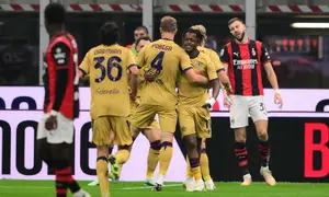 Pemain Bologna Samuel Mbangula mencetak gol ke gawang AC Milan (AFP)
