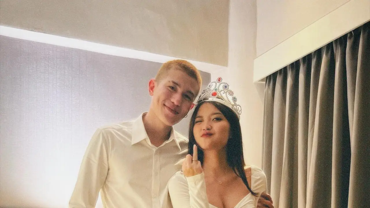Julian Jacob diketahui baru saja melamar kekasihnya, Mirriam Eka.