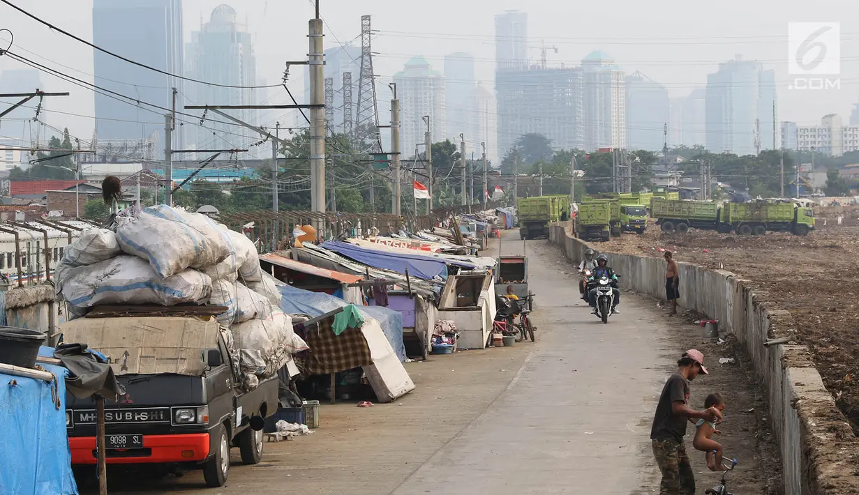 Kondisi jalur inspeksi Kanal Banjir Barat di Tanah Abang yang dipadati gubuk liar, Jakarta, Jumat (3/11). Gubuk liar yang berdiri di sepanjang jalur inspeksi Kanal Banjir Barat ini menimbulkan kesan kumuh dan berantakan. (Liputan6.com/Immanuel Antonius)