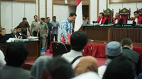 Basuki Tjahaja Purnama (Ahok) saat akan duduk di kursi terdakwa untuk menjalani sidang lanjutan di Auditorium Kementan, Jakarta Selatan, Selasa (10/1). Ahok yang memasuki ruang sidang terlihat menenteng map merah. (Liputan6.com/Hendra Setyawan/Pool)