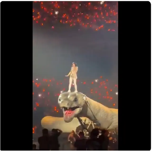 Viral Penyanyi Jolin Tsai Tunggangi Ular Raksasa 30 Meter di Konser 'Pleasure'