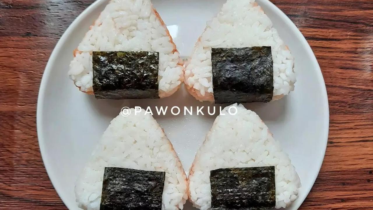 Resep onigiri tuna mayo, menu bekal yang simpel dan nikmat. (dok. Cookpad @rizkikusumadewi)