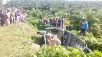 Minibus kecelakaan akibat pecah ban di Jalinsum, 4 penumpang meninggal dunia. (Liputan6.com/Reza Efendi)