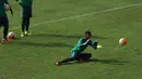 Teja Paku Alam tengah beraksi pada sesi latihan Timnas Indonesia di Stadion Pakansari, Bogor, Selasa (16/8/2016). (Bola.com/Nicklas Hanoatubun)