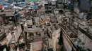 Sisa bangunan yang mengalami kebakaran di Karang Anyar, Sawah Besar, Jakarta, Selasa, (24/2/2015). Kebakaran yang melanda 14 Rukun Tetangga (RT) ini menyebabkan 2.000 warga kehilangan tempat tinggal. (Liputan6.com/Faisal R Syam)