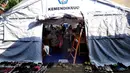 Murid SMP dan SMA Sekolah Khusus Assalam 01 melaksanakan ujian di tenda darurat halaman SKh Assalam 02, Ciater, Serpong, Tangerang Selatan, Selasa (3/12/2019). Sebanyak 84 murid penyandang tunarungu, tunawicara, dan tunagrahita terpaksa mengikuti ujian di tenda darutat. (merdeka.com/Arie Basuki)