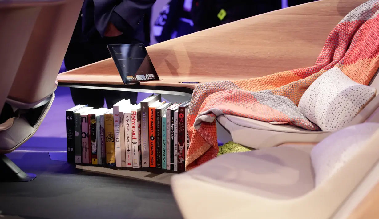 Rak buku melengkapi sisi kanan kabin mobil konsep masa depan BMW, i Inside Future, yang dipamerkan dalam ajang CES 2017 di Las Vegas, 5 Januari 2017. Di dalam mobil masa depan BMW akan tersedia BMW HoloActive Touch. (AP Photo/Jae C. Hong)