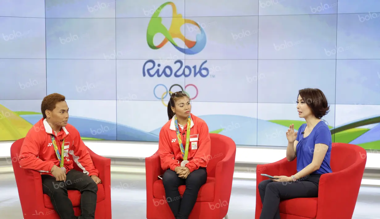 Peraih medali perak angkat besi Olimpiade Rio 2016, Eko Yuli Irawan dan Sri Wahyuni Agustiani, saat diwawancara Retno Pinasti dalam acara Liputan 6 SCTV di SCTV Tower, Jakarta, Selasa (16/8/2016). (Bola.com/Arief Bagus)