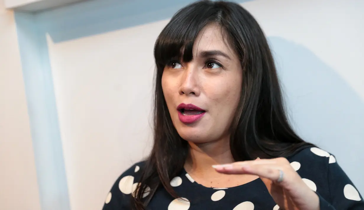 Berbagai suka duka selama lima tahun membina rumah tangga. Selama itu pula, Ussy mengaku banyak mendapatkan pelajaran selama lima tahun bersama Andhika. (Adrian Putra/Bintang.com)