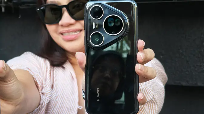 <p>Huawei Pura 80 Ultra varian Golden Black. (Liputan6.com/ Anka Fergy Agustian)</p>