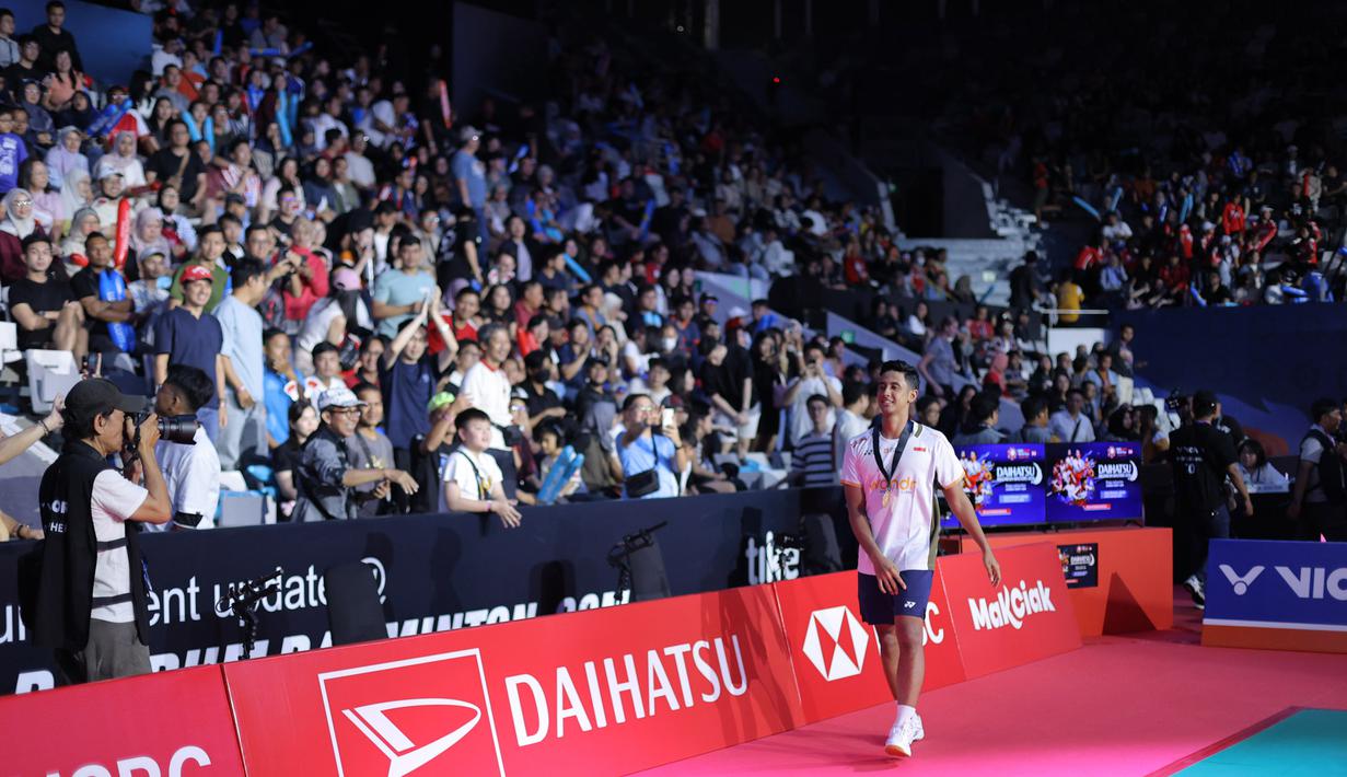 Bertanding di Istora Gelora Bung Karno, Senayan, Jakarta, Minggu (25/1/2026), Alwi Farhan menang mudah dua set langsung dengan skor 21-5, 21-6. Tampak dalam foto, pebulu tangkis tunggal putra Indonesia, Alwi Farhan merayakan gelar juara Indonesia Masters 2026 usai mengalahkan wakil Thailand, Panitchaphon Teeraratsakul, pada laga final di Istora Gelora Bung Karno, Senayan, Jakarta, Minggu (25/1/2026). (Bola.com/Bagaskara Lazuardi)
