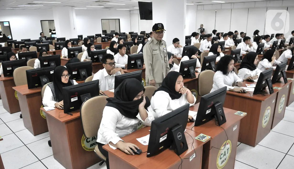 Kepala Badan Kepegawaian Negara (BKN) Bima Haria Wibisana (tengah) meninjau pelaksanaan Seleksi Kompetensi Dasar (SKD) berbasis Computer Assisted Test (CAT) untuk Calon Pegawai Negeri Sipil (CPNS) di Kantor BKN Pusat, Jakarta, Senin (27/1/2020). (merdeka.com/Iqbal S. Nugroho)