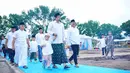 Sementara Bobby Nasution dan putranya kompak kenakan baju koko berwarna putih.  [@bobbynst]
