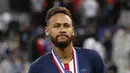 Pemain Paris Saint-Germain Neymar merayakan gelar juara Piala Prancis usai mengalahkan Saint-Etienne pada pertandingan final di Stade de France, Saint Denis, Paris, Prancis, Jumat (24/7/2020). PSG menang 1-0. (AP Photo/Francois Mori)