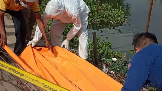 Evakuasi jasad wanita ditemukan tewas mengambang di Situ Cipondoh, Tangerang
