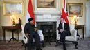 Selain itu, kunjungan Presiden Prabowo Subianto ini juga mencakup penandatanganan kerja sama maritim berupa proyek pembangunan kapal tangkap ikan bagi nelayan Indonesia. Tampak dalam foto, Perdana Menteri Inggris Keir Starmer (kanan) berbicara dengan Presiden Indonesia Prabowo Subianto (kiri) di awal pertemuan mereka di Downing Street di pusat kota London pada 20 Januari 2026. (JUSTIN TALLIS/POOL/AFP)