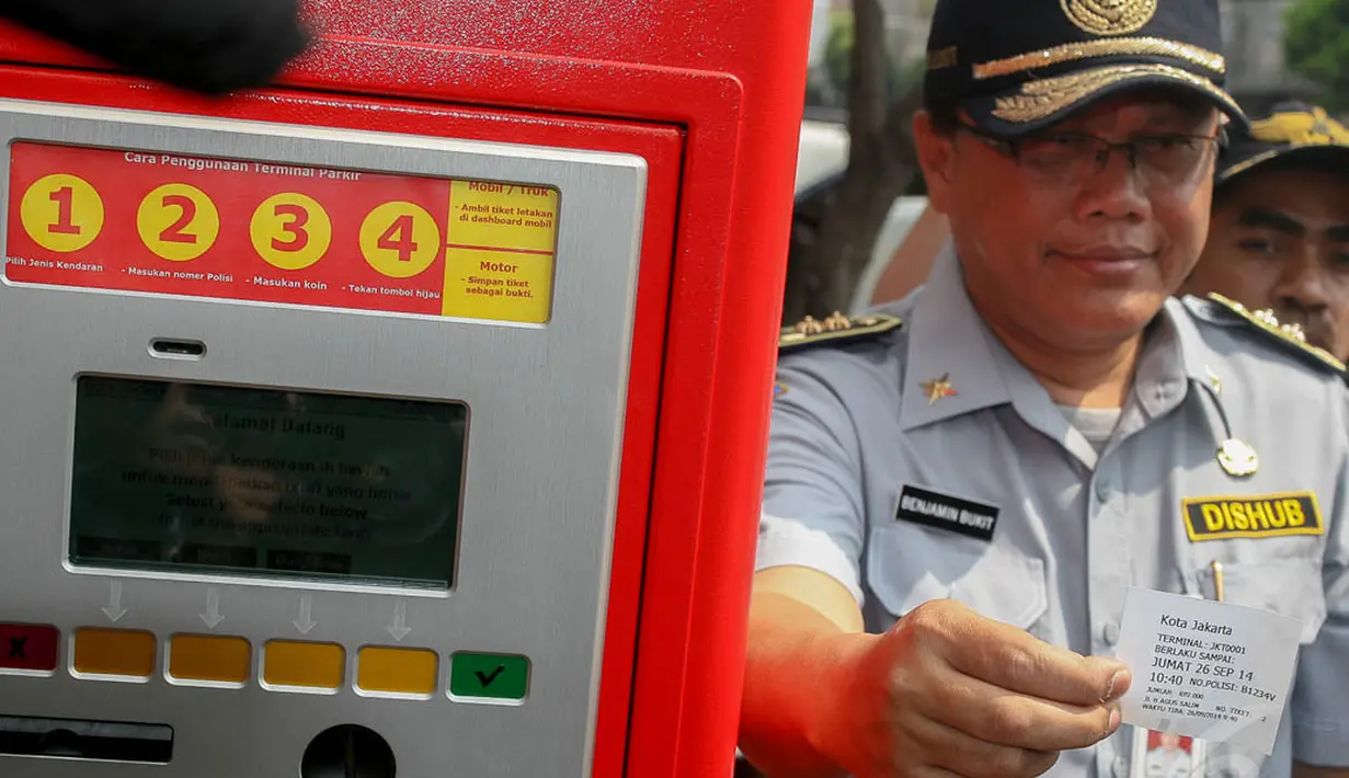 Di mesin tersebut, pengguna parkir harus memilih jenis kendaraan yang diparkir. Selanjutnya, mereka perlu memasukkan uang sesuai perkiraan lama parkir, Jakarta, (25/9/14). (Liputan6.com/Faizal Fanani)  