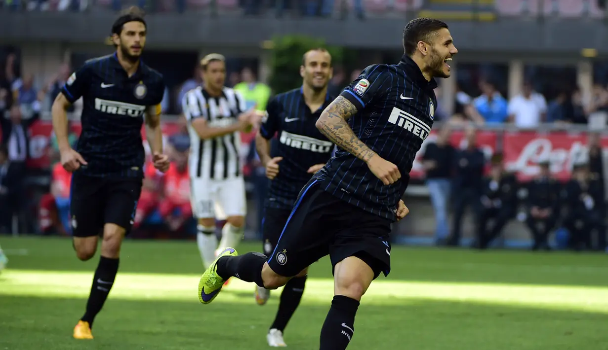 Ekspresi kegembiraan striker Inter Milan, Mauro Icardi (kanan), setelah mencetak gol ke gawang Juventus, (16/5/2015). Mauro Icardi menjadi pencetak gol terbanyak Serie A 2014-2015 bersama Luca Toni. (AFP/Olivier Morin)
