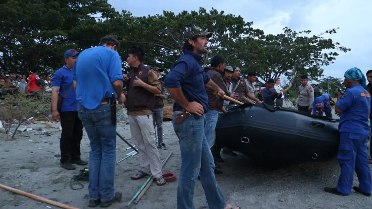 Matt Wright bersama petugas BKSDA dan Polair saat persiapan penyisiran muara, Jumat (14/2/2020). (Heri susanto)