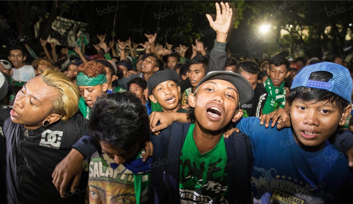 Tak kenal lelah para Bonek saling memberikan semangat agar Persebaya Surabaya bisa kembali ke kancah Liga Indonesia. (Bola.com/Vitalis Yogi Trisna)