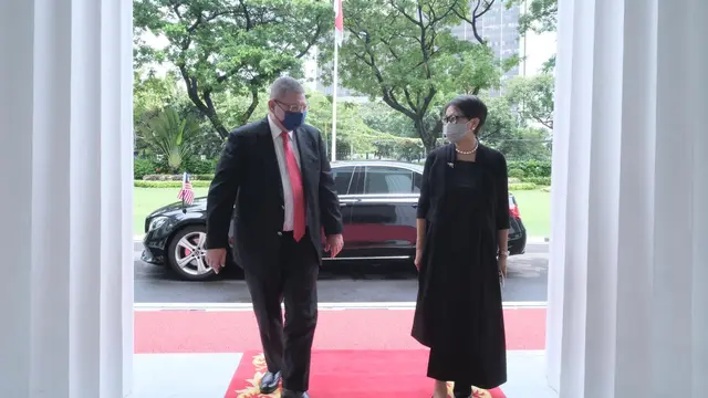 Kunjungan Menlu Malaysia Dato’ Saifuddin Abdullah ke kantor Kemlu RI disambut oleh Menlu Retno Marsudi, Senin (18/10/2021).