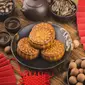 Ilustrasi kue kerangjang, nian gao, Imlek. (Photo created by dashu83 on www.freepik.com)