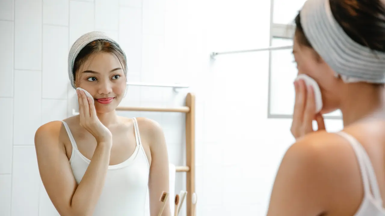 Jadi Perdebatan, Ini 4 Alasan Tidak Boleh Melewatkan Skincare di Malam Hari