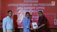 Cawapres nomor urut 02 Sandiaga Uno (tengah) menyerahkan Laporan Penerimaan dan Pengeluaran Dana Kampanye (LPPDK) Pilpres 2019 kepada petugas KPU di Jakarta, Kamis (2/5/2019). Sandiaga menemani Bendahara BPN Prabowo-Sandi, Thomas Djiwandono melaporakan LPPDK. (merdeka.com/Imam Buhori)