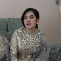 Ziarah ke makam almarhum ayah menjadi penutup hari lebaran Syahrini.