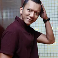 Aktor Teuku Rifnu Wikana menyayangkan pendidikan di Indonesia belum bisa merata. Ia berharap pemerintah bisa merubah sistem pendidikan yang ada. (Nurwahyunan/Bintang.com)